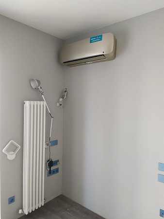 Мульти-сплит система HISENSE серии PREMIUM CHAMPAGNE SUPER DC Inverter (2 порта) AMW2-18U4SXE / 2x AMS-09UR4SVETG67(C) (25м+25м)